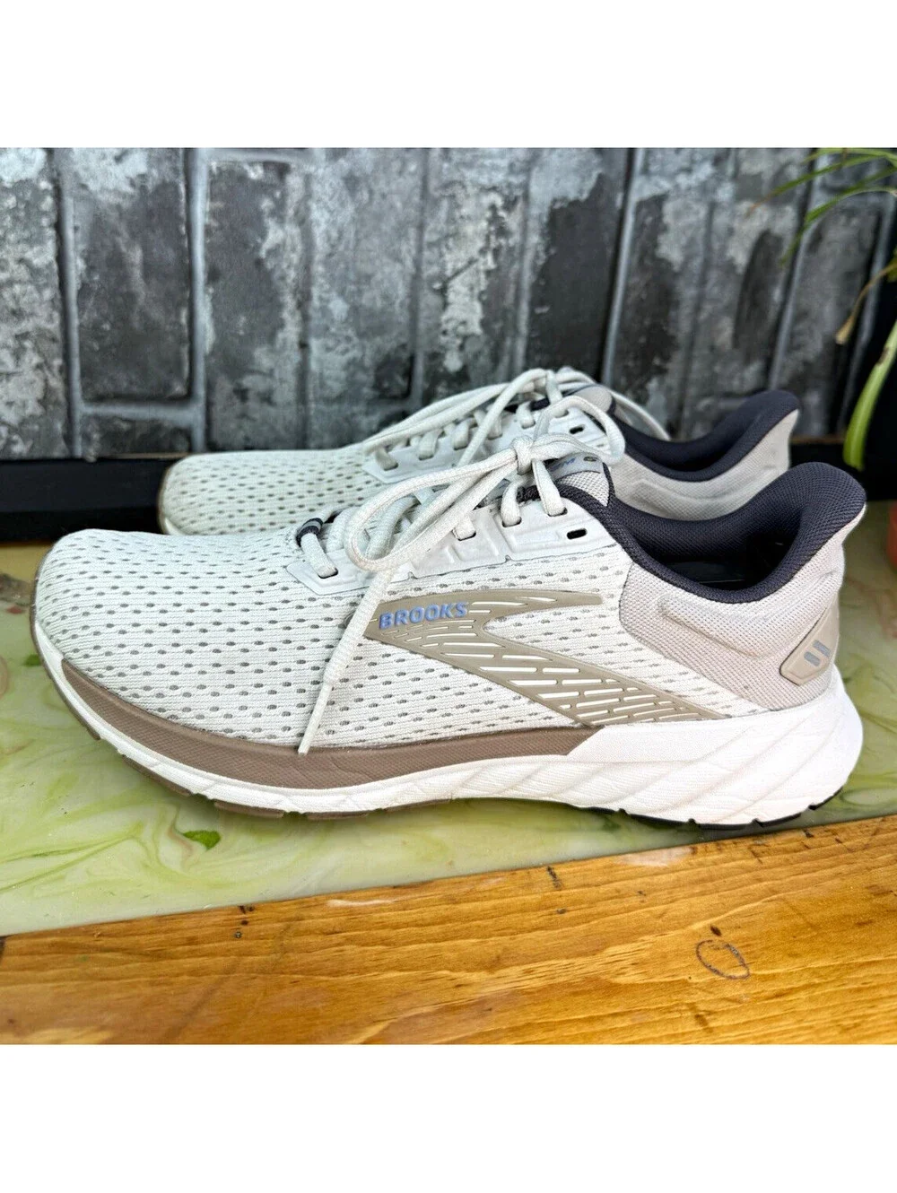 Brooks 1204031B131 Women’s White/Gray/Beige Low Top Lace-Up Logo Mesh Rubber